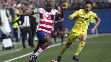 GRA099. VILLARREAL (CASTELLÓN), 28/01/2017.- El defensa francés del Granada, Dimitri Foulquier (i), controla la pelota ante el centrocampista del Villarreal Bruno Soriano (d), durante el partido de la vigésima jornada de la Liga de Primera División disputado en el estadio de la Cerámica, en Villarreal. EFE/Domenech Castelló
