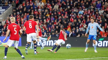 0-1. Tras una serie de rechaces el balón llega a Gavi, chuta mordido y se cuela por el lado izquierdo de la portería de Orjan Nyland. El colegiado alemán revisó la jugada en el VAR por posible fuera de juego de Morata.