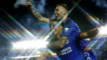 MEX8225. CIUDAD DE MÉXICO (MÉXICO), 19/05/2024.- Angel Sepulveda (i) y Carlos Rotondi (d) del Cruz Azul celebran un gol anotado al Monterrey este domingo, durante un juego de vuelta por las semifinales del torneo Clausura 2024 de la Liga MX, celebrado en el estadio Ciudad de los Deportes de la Ciudad de México (México). EFE/Sáshenka Gutiérrez