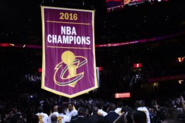 Los Cavaliers celebraron por todo lo alto su anillo de campeones: fiesta y exhibición después ante los Knicks.