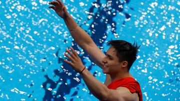 SAINT-DENIS (FRANCIA), 08/08/2024.- El mexicano Osmar Olvera celebra la medalla de bronce en la final de Salto de trampolín 3m masculino, en el marco de los Juegos Olímpicos París 2024, este jueves, en el Centro Acuático de Saint-Denis (Francia). EFE/ Julio Muñoz