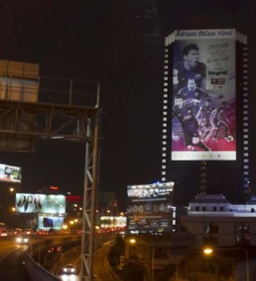 Carteles en la ciudad anunciando la gira asiática del Barcelona.