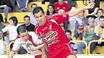 <b>VENTAJA. </b>Vinicius, de ElPozo, controla el balón ante la presión de Diego Blanco, del Martorell.