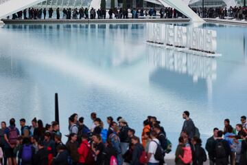 Miles de personas fueron a la Ciudad de las Artes y las Ciencias de Valencia esperando para subir a un autobús que les lleve a las zonas más afectadas por la Dana y ayuda en las labores de limpieza. Ataviados con palas, cepillos, baldes y litros de agua,  conformando la fila para partir a pueblos como Sedaví, Alfafar o Catarroja. 