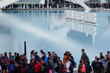 Miles de personas fueron a la Ciudad de las Artes y las Ciencias de Valencia esperando para subir a un autobús que les lleve a las zonas más afectadas por la Dana y ayuda en las labores de limpieza. Ataviados con palas, cepillos, baldes y litros de agua,  conformando la fila para partir a pueblos como Sedaví, Alfafar o Catarroja. 