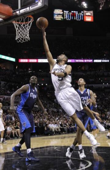 Tony Parker supera a Devin Harris y anota. Los Spurs vuelven a tomar el mando de la eliminatoria.