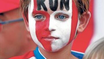 <b>CON EL ATLETI. </b>Un niño con la cara pintada de rojiblanco.