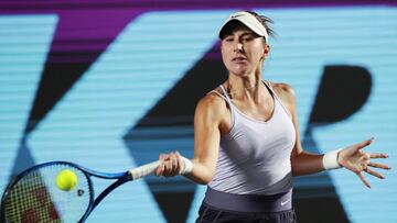 La tenista suiza Belinda Bencic devuelve una bola durante su partido ante Leylah Fernandez en el AKRON WTA 1.000 de Guadalajara (México)