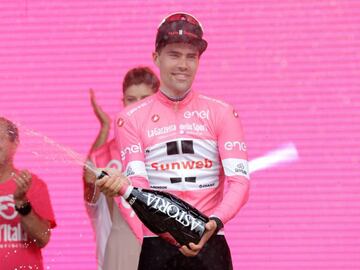 EPA8935. JERUSAL&Eacute;N, 04/05/2018.- El ciclista holand&eacute;s, Tom Dumoulin, del equipo Sunweb, celebra el podio tras ganar la primera etapa del Giro de italia, en Jerusal&eacute;n, hoy, 4 de mayo de 2018. La contrarreloj tiene 9,7 km. EFE/Abir Sult