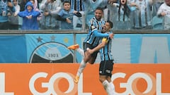 Luis Suárez celebra su gol con Grêmio contra Cuiabá.