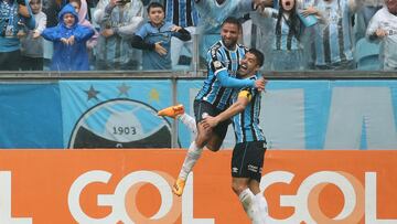 Luis Suárez celebra su gol con Grêmio contra Cuiabá.