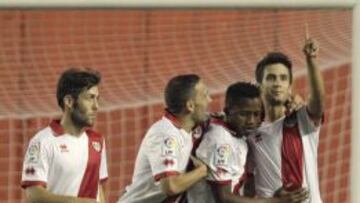 Perea, Nacho y Lass felicitan a Bueno tras su segundo gol.