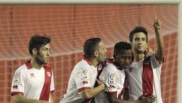 Perea, Nacho y Lass  felicitan a Bueno tras su segundo gol.