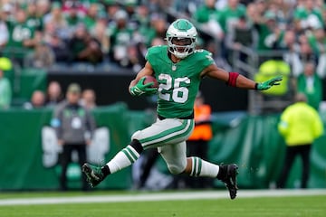 El running back de los Eagles sumó 167 yardas terrestres contra los Cowboys con lo que superó las dos mil en la temporada y se colocó cerca de hacer historia. 