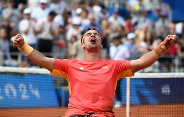 El español Martín De La Puente celebra tras ganar su partido contra el francés Stephane Houdet.