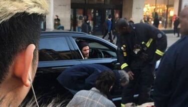 Beckham ayuda a una anciana que se cayó en plena calle