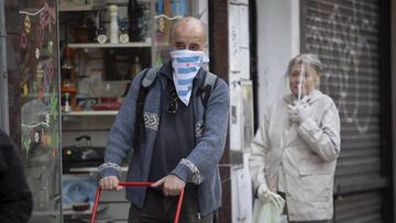 Personas con mascarilla y otras protecciones contra el coronavirus en Argentina