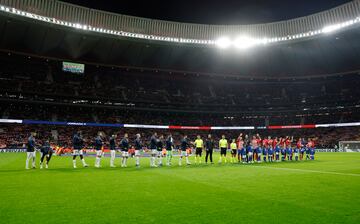 Formación de los conjuntos del Alavés y Atlético de Madrid en el centro del campo del estadio Cívitas Metropolitano.