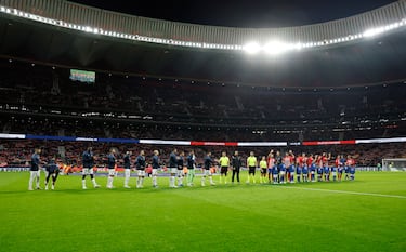 Formación de los conjuntos del Alavés y Atlético de Madrid en el centro del campo del estadio Cívitas Metropolitano.