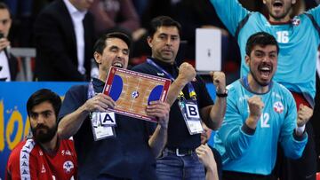 Garralda, con la pizarra magnética, disfruta del triunfo.