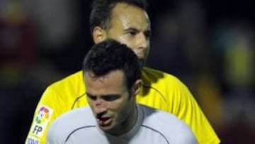 <b>ROJA DIRECTA. </b>Montoya golpea a Manu, que le recimina y es expulsado sangrando por la nariz.