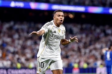 2-1. Kylian Mbappé celebra el segundo que anota desde los once metros.