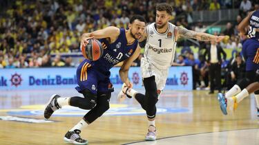 Tel Aviv (Israel), 26/04/2022.- Nigel Williams-Goss (L) of Real Madrid in action against Scottie Wilbekin (R) of Maccabi Tel Aviv during the Euroleague basketball play-off match between Maccabi Tel Aviv and Real Madrid in Tel Aviv, Israel, 26 April 2022.