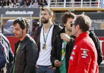 Ambiente en el paddock de la última prueba del mundial el Gran Premio de la Comunidad Valenciana disputado en el Circuito Ricardo Tormo en Cheste; Gerard Pique