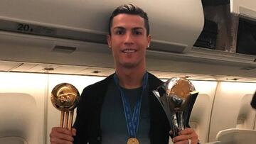 Cristiano Ronaldo, en el avión, de camino a Madrid.