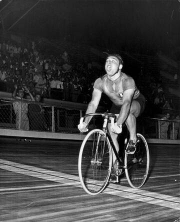 El italiano Sante Gaiardoni se convirtió en el único ciclista de la historia que ha ganado la contrarreloj y el sprint. 