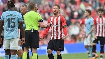 Muniain habla con Hern&aacute;ndez Hern&aacute;ndez ante el Celta.