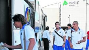 <b>EL GETAFE VIAJÓ AYER EN EL AVE</b> La plantilla azulona, encabezada por Albín y Cata Díaz, en el momento de su llegada a la estación del AVE de Zaragoza y se dispone a subirse al autobús.