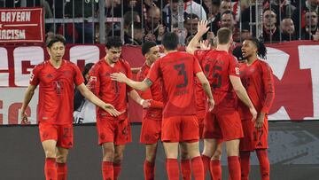 Los jugadores del Bayern celebran el gol de Olise.