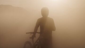 Adolf Silva entre polvo en su v&iacute;deo de presentaci&oacute;n con Yeti Cycles, en Utah (Estados Unidos).