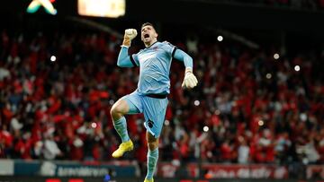 MEX6550. TOLUCA (MÉXICO), 13/10/2022.- Tiago Volpi del Toluca celebra un gol anotado al Santos, durante un partido de Cuartos de Final del torneo Apertura 2022 de la Liga MX, disputado en el estadio Nemesio Diez, en Toluca (México). EFE/ Alex Cruz
