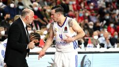 Thomas Heurtel, exbase del Real Madrid, y Pablo Laso, entrenador blanco, hablan durante el duelo en M&oacute;naco de la Euroliga.