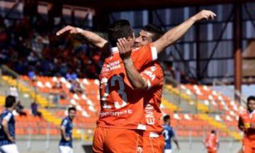 José Luis Jiménez celebra con sus compañeros el gol a Universidad Católica.