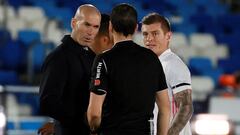 Zidane y Kroos se acercaron tras el partido a hablar con Mart&iacute;nez Munuera para quejarse de su arbitraje.
