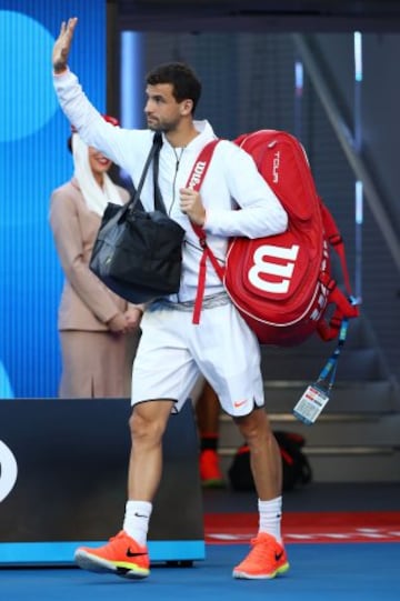 Grigor Dimitrov entra a la pista saludando a los aficionados del Rod Lvaer Arena.