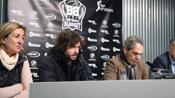 Raúl López, con los consejeros del Bilbao basket