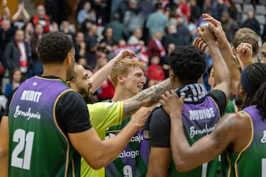 El Unicaja se enreda, pero factura en Girona