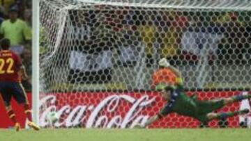 El jugador de la selecci&oacute;n espa&ntilde;ola Jes&uacute;s Navas (i) marca el penalti definitivo ante Italia, durante el partido de la semifinal de la Copa Confederaciones disputado en el estadio Castelao, en la localidad brasile&ntilde;a de Fortaleza. 