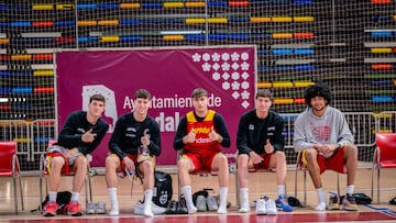 Jordi Rodríguez, Mario Saint-Supery, Rafa Villar, Sergio de Larrea e Izan Almansa saludan en un entrenamiento de España en Guadalajara.