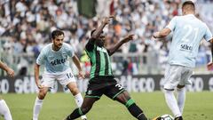 Rome (Italy), 01/10/2017.- Sassuolo&#039;s Alfred Duncan (L) and Lazio&#039;s Luca Crecco (R) in action during the Italian Serie A soccer match between SS Lazio and US Sassuolo at the Olimpico stadium in Rome, Italy, 01 October 2017. (Roma, Italia) EFE/EPA/GIUSEPPE LAMI