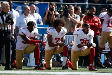 Colin Kaepernick está sin trabajo desde el final de la temporada pasada, cuando inició sus protestas en contra de la violencia policiaca hacia los negros durante el himno nacional. No es que Kaepernick sea la reencarnación de Johnny Unitas o la versión tatuada de Randall Cunningham. No, es un quarterback mediocre tirándole a bueno, que debería tener un lugar en una liga en donde David Fales, Taylor Heinicke y Sean Mannion tienen trabajo.   Nadie debería perder su empleo por defender sus ideas. Y si la liga lo va a boicotear, al menos sean un poco discretos e invítenlo a una o dos entrevistas con los equipos antes de decirle que no es buen jugador.
