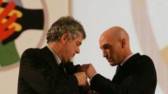 <b>RECONOCIMIENTO. </b>Rubiales, presidente de AFE, le impone a Villar la insignia de platino y diamantes.