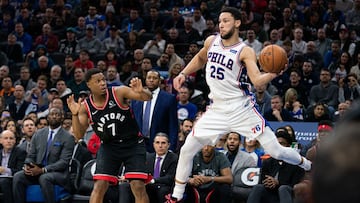 Ben Simmons, base de los Sixers, salva un bal&oacute;n ante la mirada de Kyle Lowry, de Toronto Raptors.