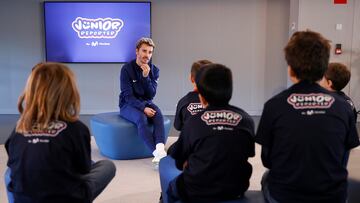 Antoine Griezmann, máximo goleador rojiblanco de la historia, respondió a las preguntas de un nutrido grupo de socios infantiles en el acto 'Junior Reporter by Movistar' celebrado este viernes en Madrid.