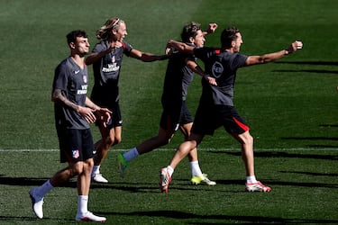 Marcos Llorente, Koke y Giuliano Simeone durante el entrenamiento. 
 