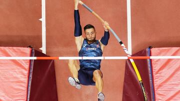 Valentin Lavillenie compite durante la final de salto de p&eacute;rtiga en los Mundiales de Doha 2019.